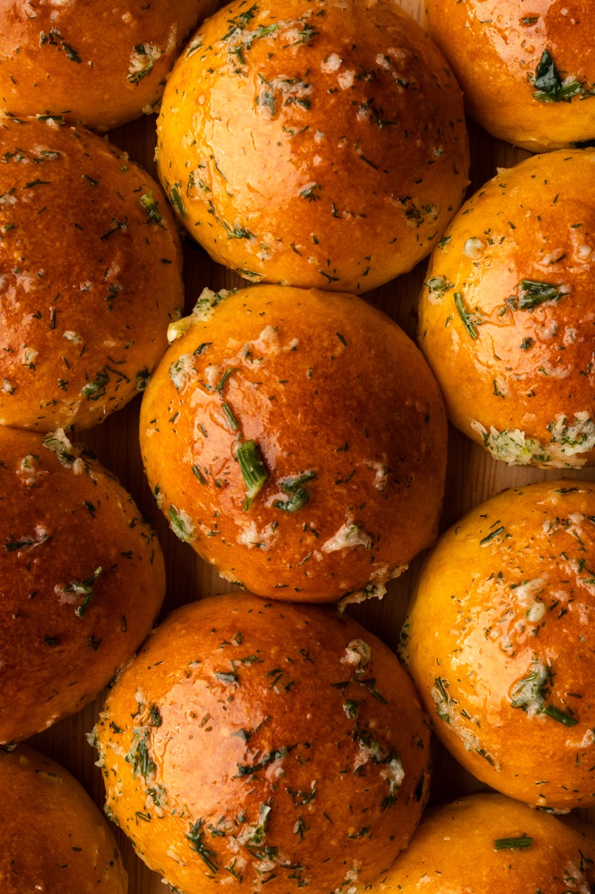 Булочки с чесночным маслом и зеленью